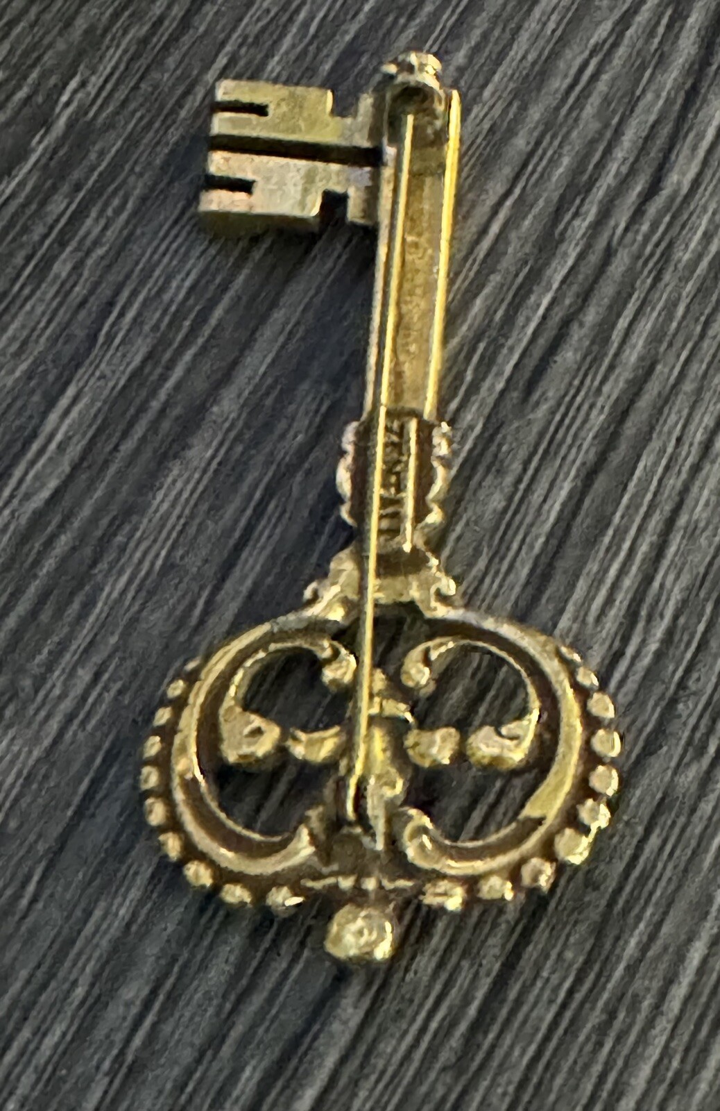 Signed ZENTALL Vintage Gold Tone 3″ Skeleton Key Brooch Pin Jewelry