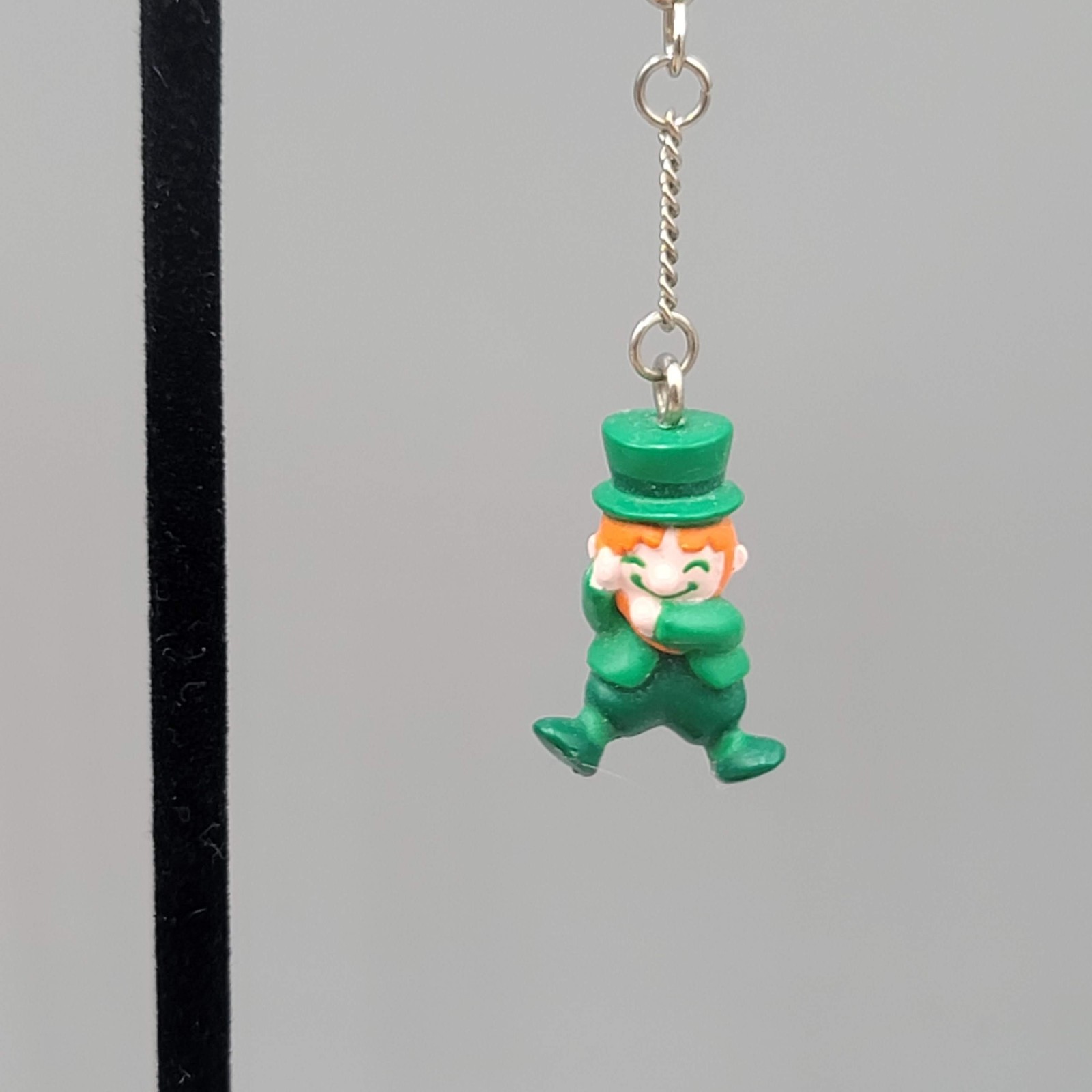 Vintage Hallmark Leprechaun Pierced Earrings Silver tone Chain Dangle 1.5″