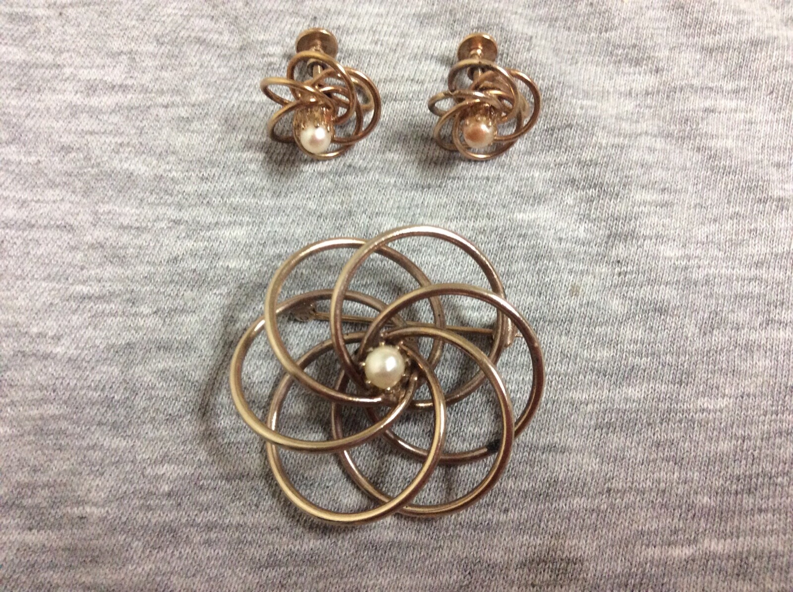 Vintage Goldtone Love Knot w/Pearls Brooch & Screw Back Earring Set