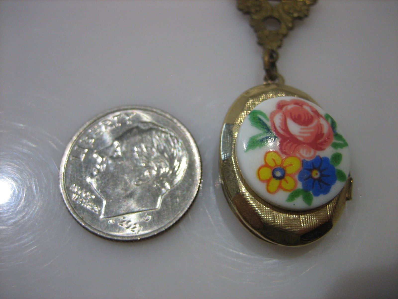 Vintage Gold Tone Floral Porcelain Photo Locket Pendant Chain Necklace