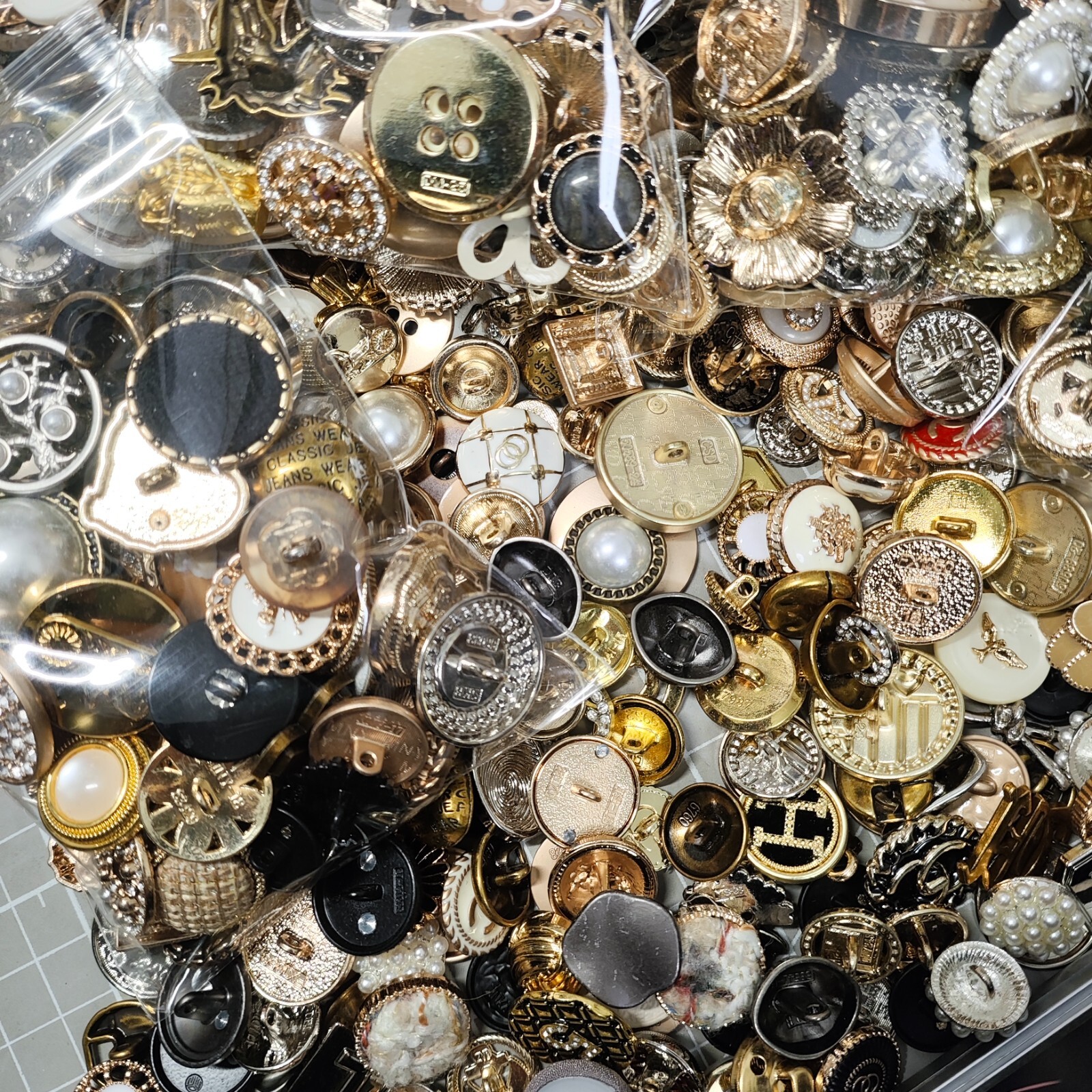 Vintage-now Costume Jewelry makeing Lots button Read Description 50pcs