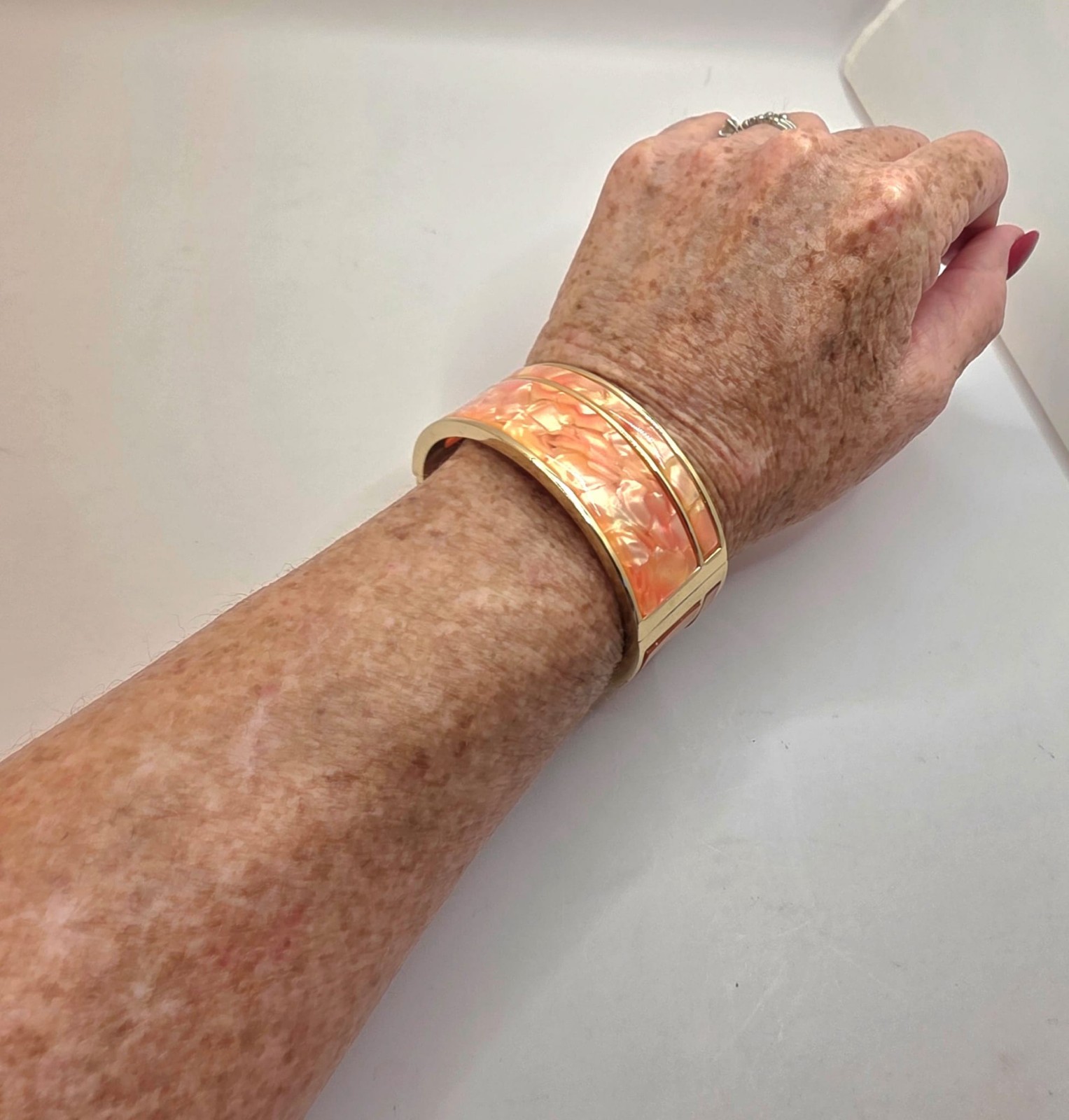 Gold Tone Hinged Bangle Bracelet with Marbled Resin Inlay Fashion Jewelry 7in N4