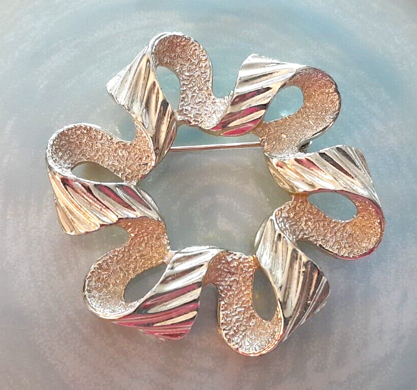 Vintage Sarah Coventry Gold Tone 2.5″ Textured Swirl Ribbon Wreath Brooch Pin