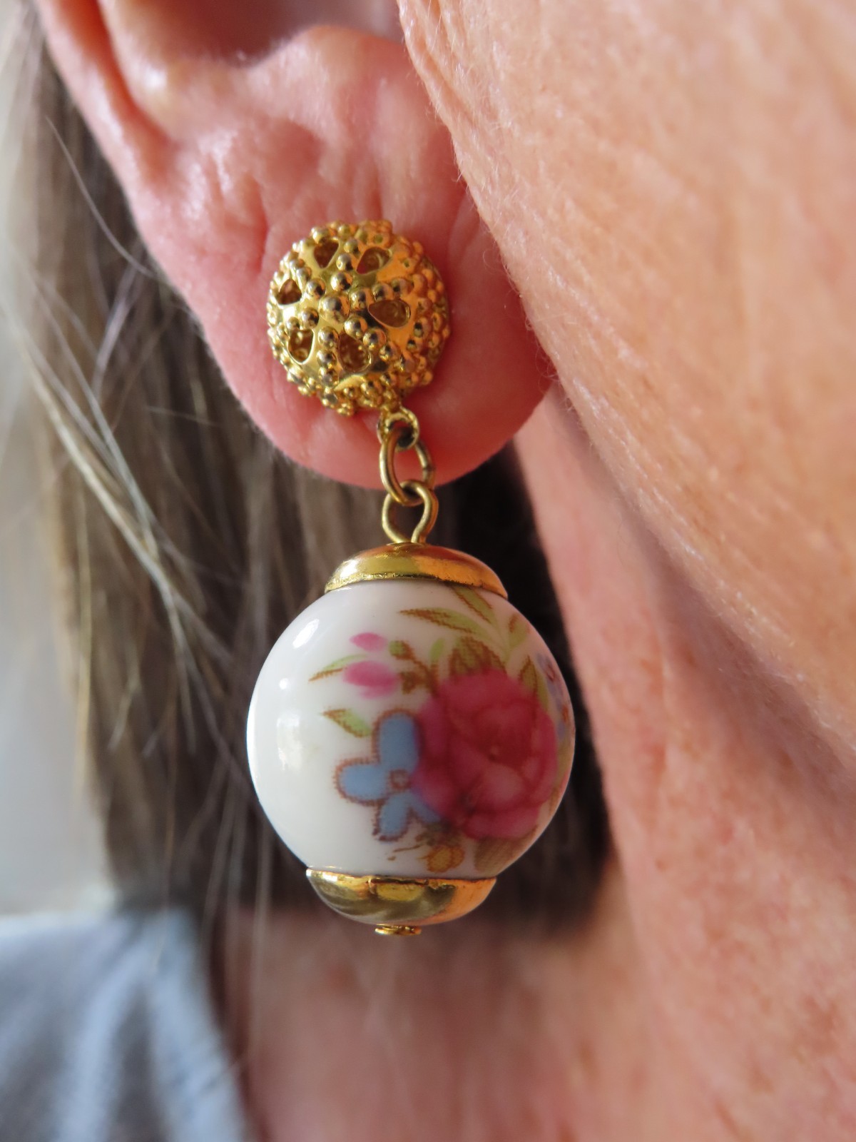 Vintage 1994 AVON “Rosemond” Gold Plated Ball w/Rose Bead Pierced Earrings