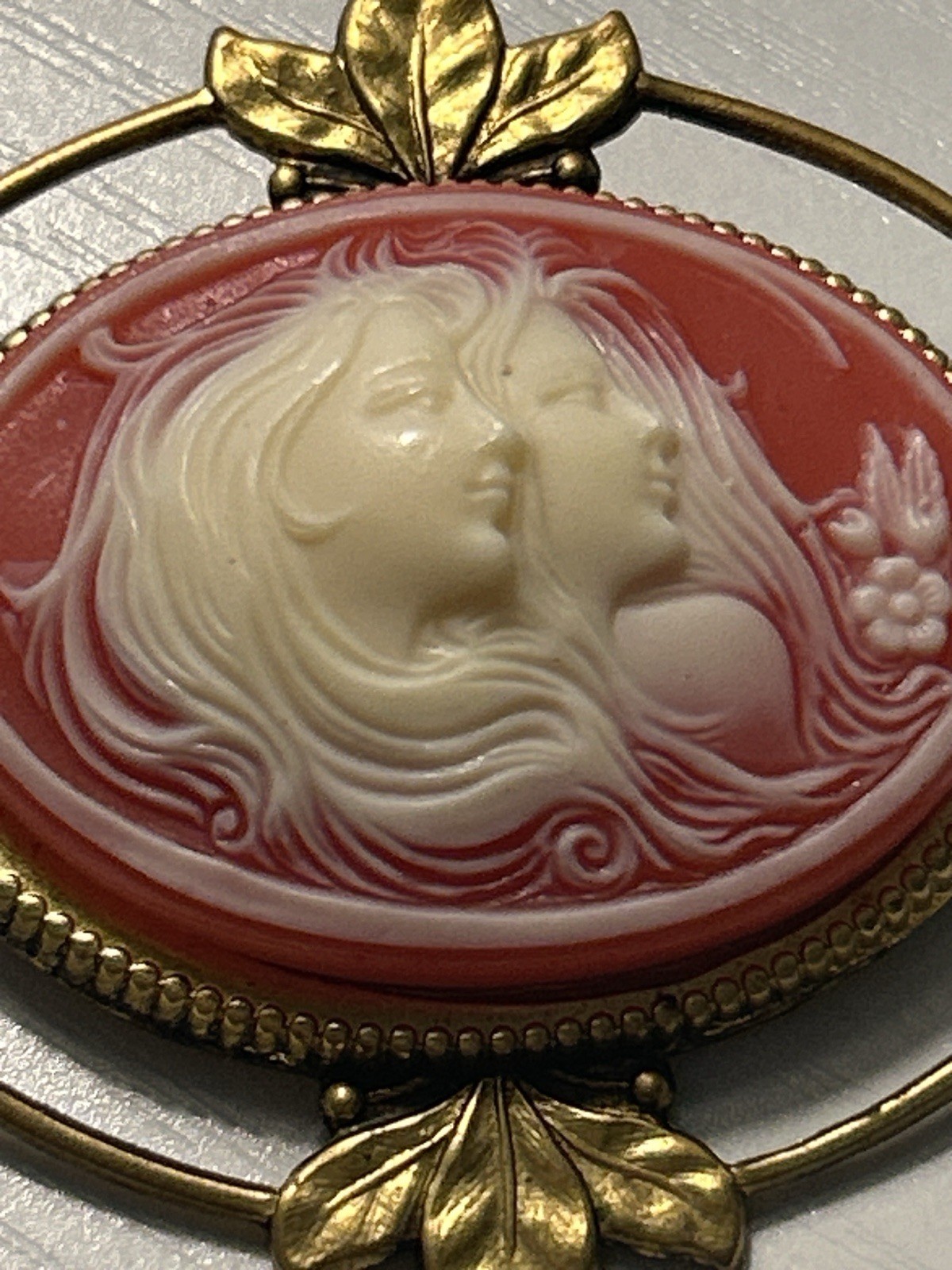 Vintage Twin Sisters Twin Muse Cameo Brooch Gold Leaf Frame 2.5”, 17g 1960’s MCM