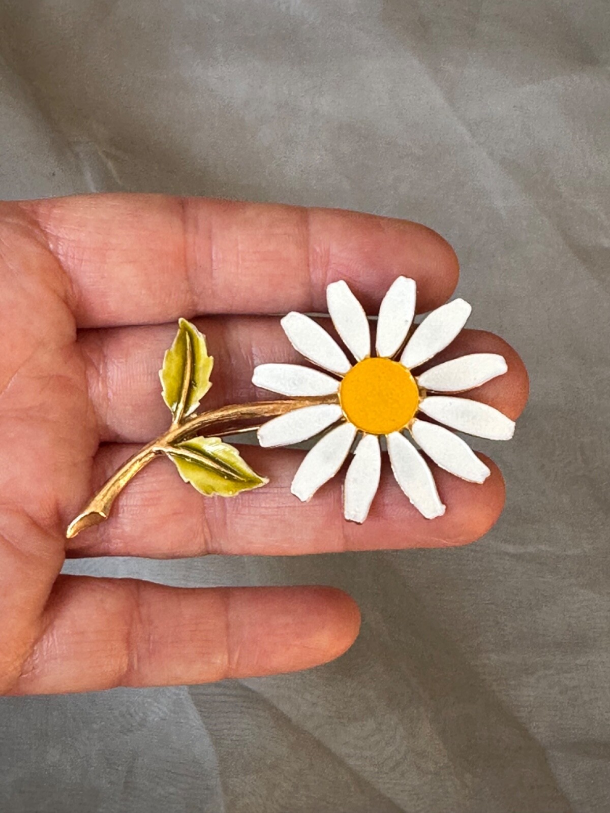 VINTAGE Daisy Brooch Accessocraft Retro Enamel Flower Pin Groovy Hippie Jewelry