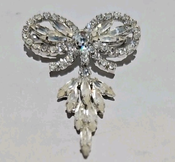VINTAGE SILVER TONE WHITE RHINESTONES 1.5″ X 2″ BROOCH PIN ♡ GORGEOUS PIECE