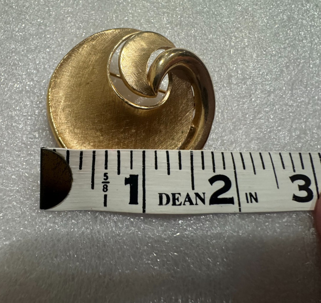 Lot 2 Crown Trifari Brushed Gold Tone Brooch Brooches Swirl Ribbon Modernist Vtg