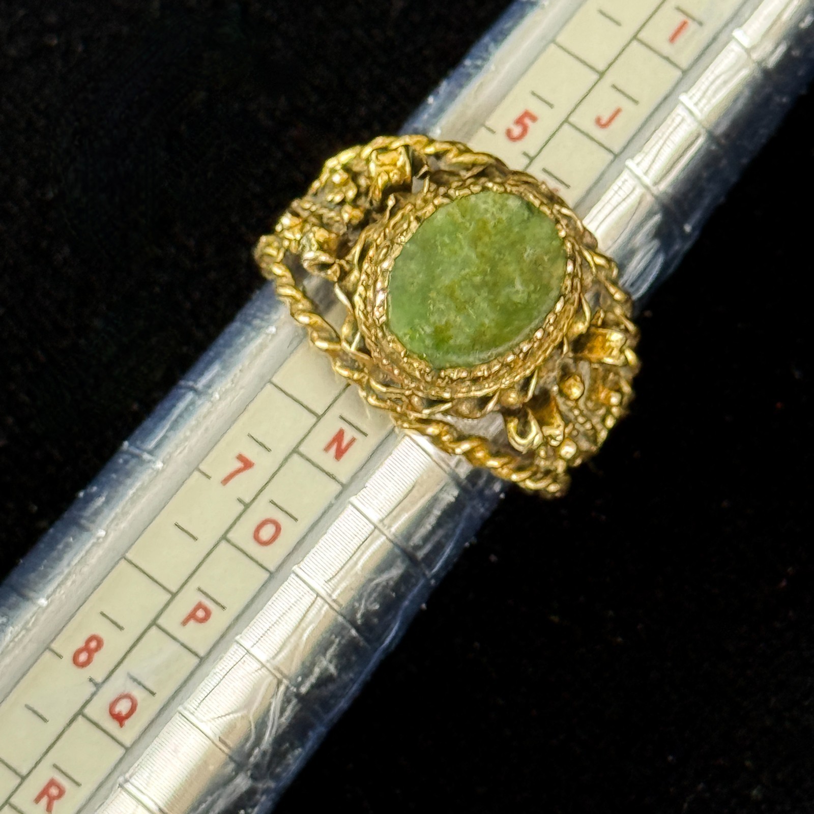 Vintage 1970s Brutalist Etruscan 14K Gold Oval Jade Ring 5-6 Twisted Rope Border