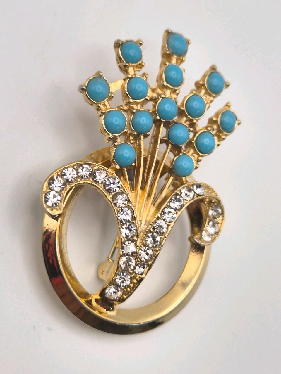VINTAGE TURQUOISE GLASS CRYSTAL RHINESTONES GOLD TONE FLORAL BOUQUET BROOCH.