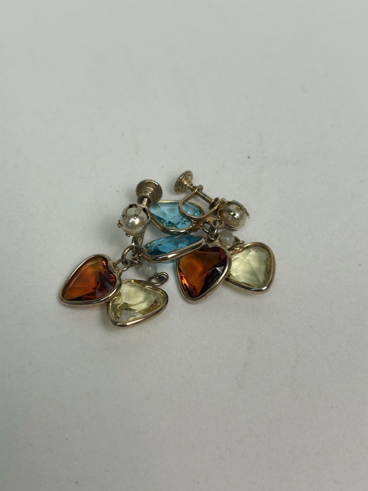 Vintage charming drop design with multicolored heart-shaped stones.
