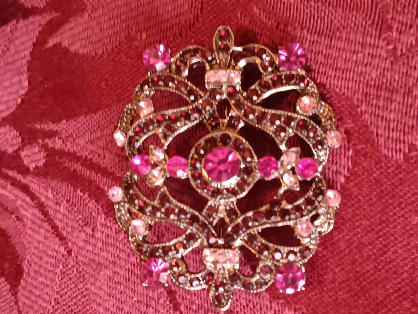 Vintage Goldtone Brooch With Red,pink and Fuchsia Rhinestones