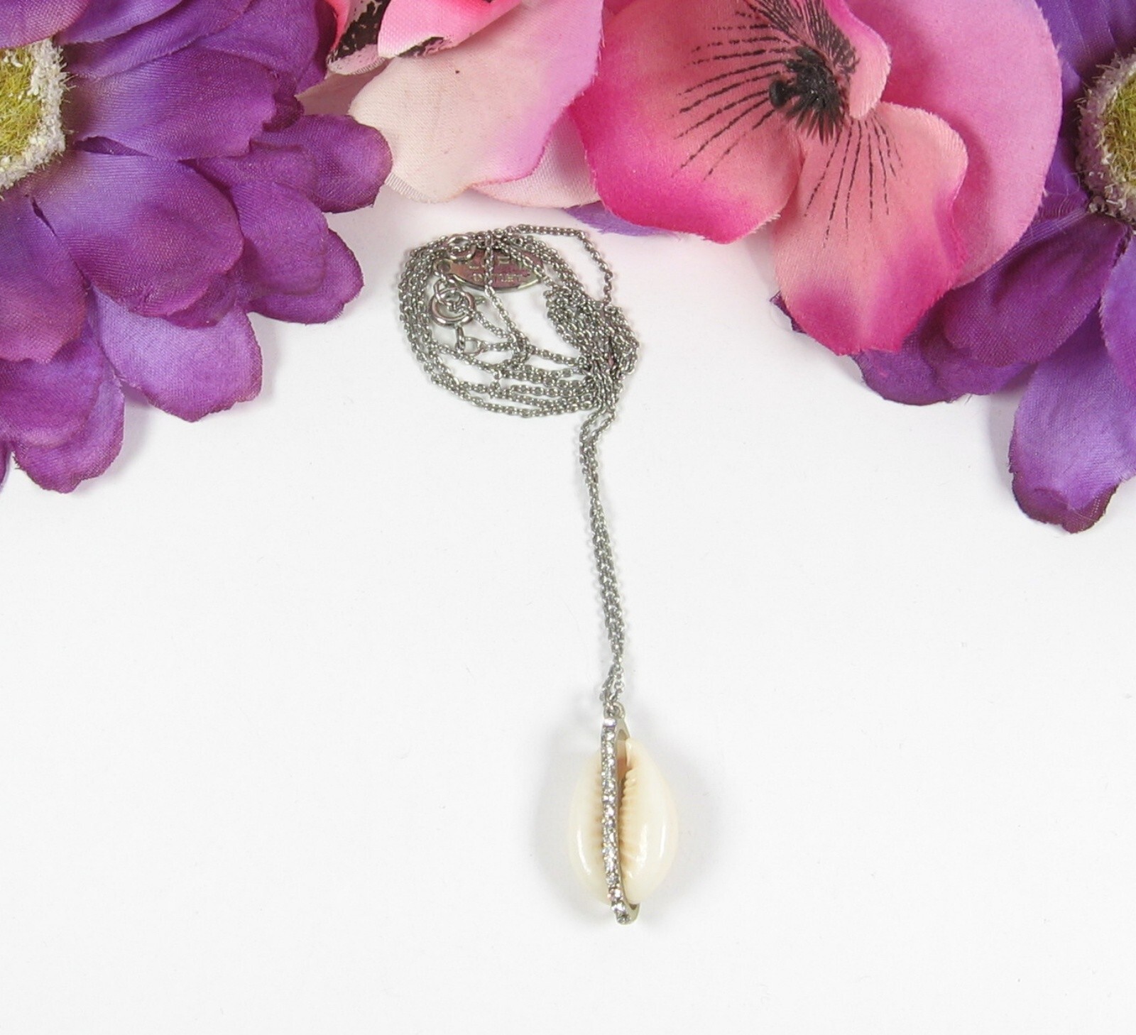 COWRIE SHELL Pendant RHINESTONES Vintage NECKLACE Silvertone 20″ LOFT OUTLET