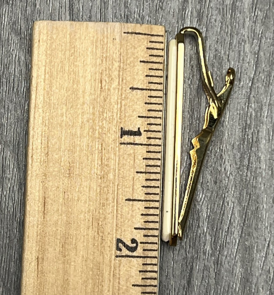 Vintage SWANK Men’s Gold Tone Golf Scene Tie Clip Bar in Original Box