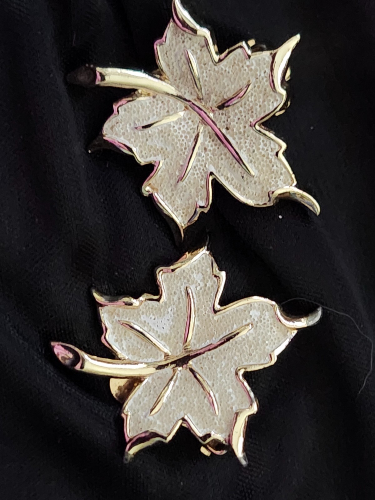 Vintage Signed EMJ (Emmons) Maple Leaf Gold Tone Earrings Clip-on & DAILY SHIPPI