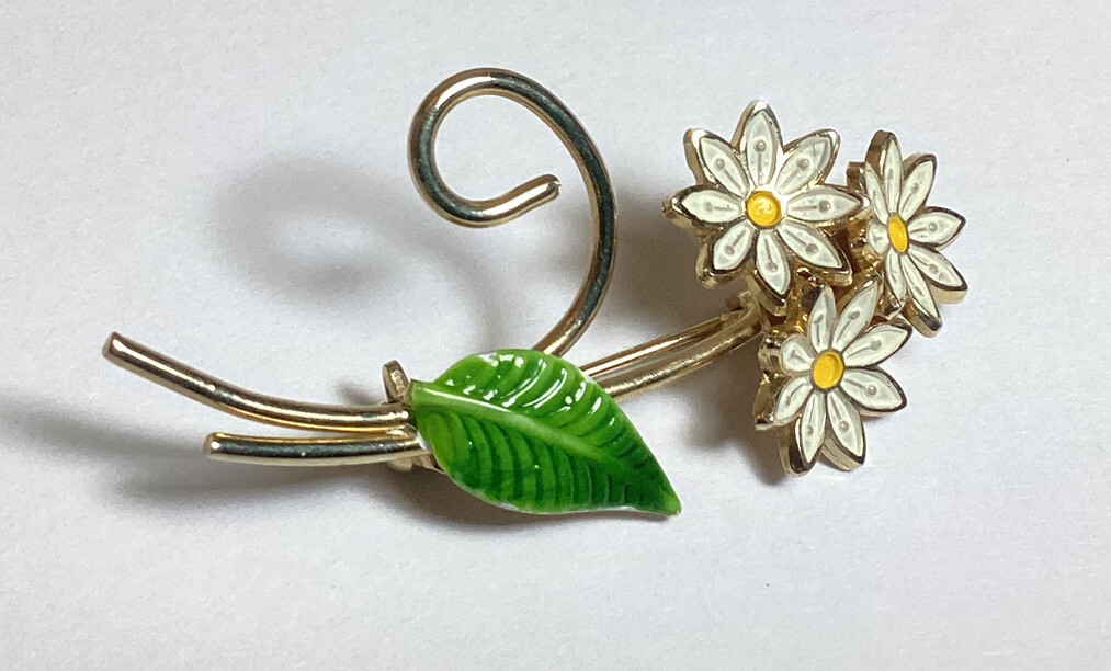 PRETTY VINTAGE RETRO ENAMEL DAISY TRIO BROOCH WITH LEAF GOLDTONE