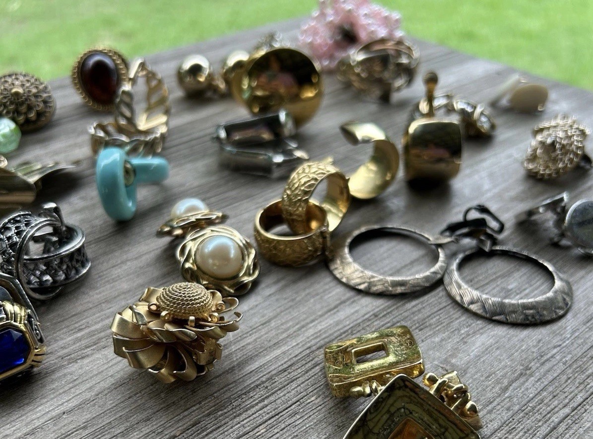 24 Pair Of Vintage Clip-on jewelry Earrings. Stylish 60s-80s Some Name Brands