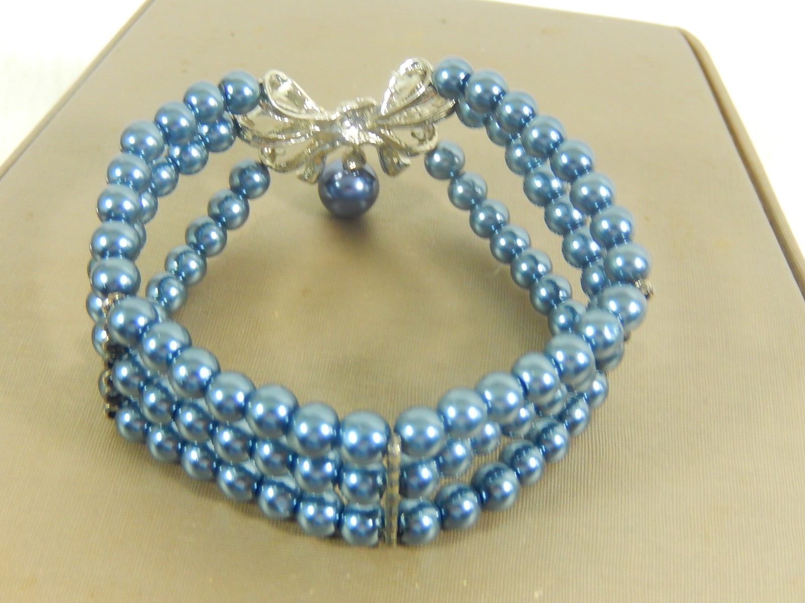 VTG 3 ROW TAHIAN GLASS PEARL W/ RHINESTONE BOW W PEARL DROP STRETCH BRACELET