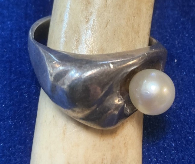 VINTAGE STERLING PEARL RING SIZE 12 VERY DIFFERENT