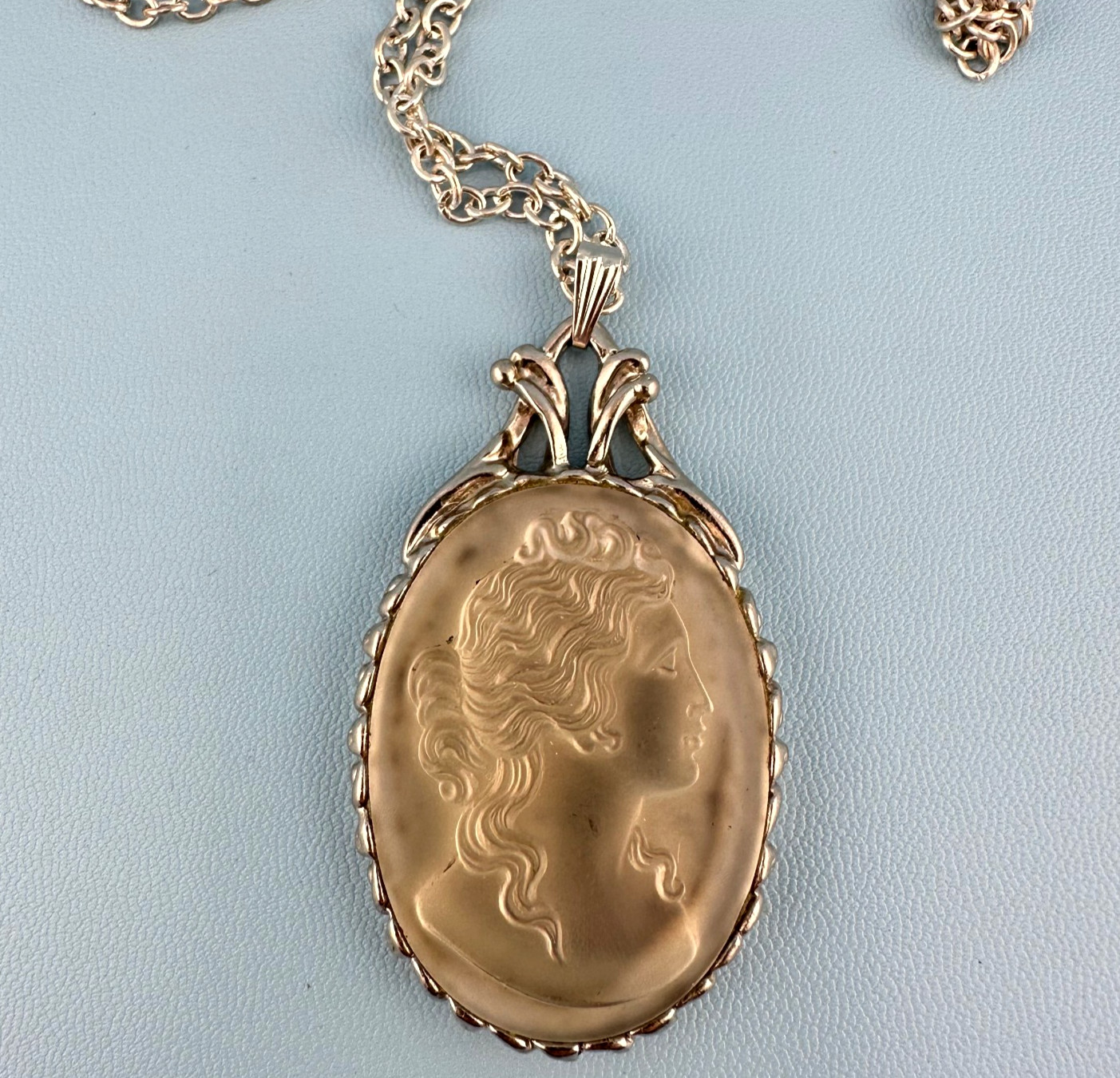 Vintage Frosted Opaque Glass Cameo Pendant Necklace Silver Tone Off White 28″