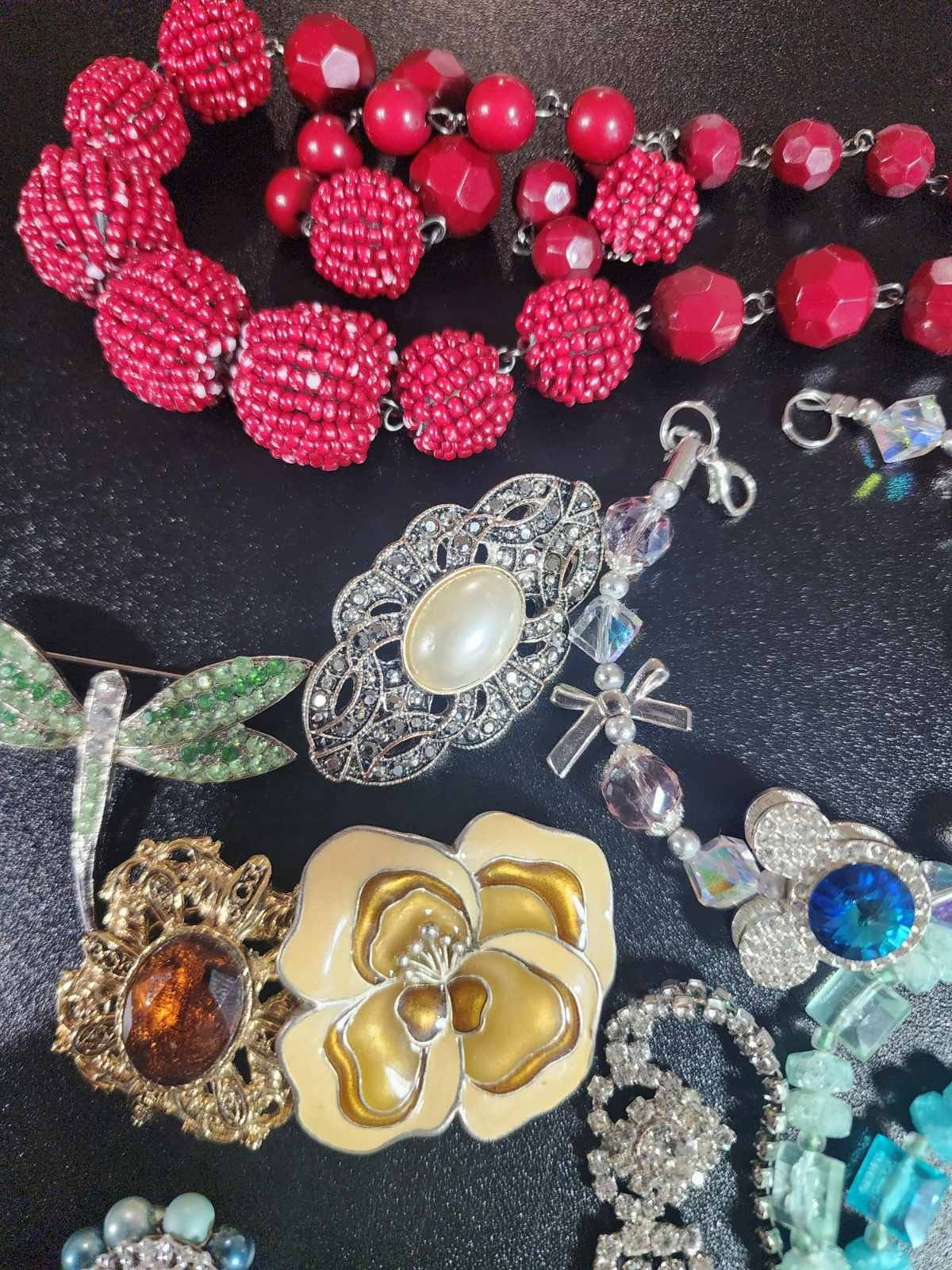 Vintage jewelry set of 26 in vintage purse