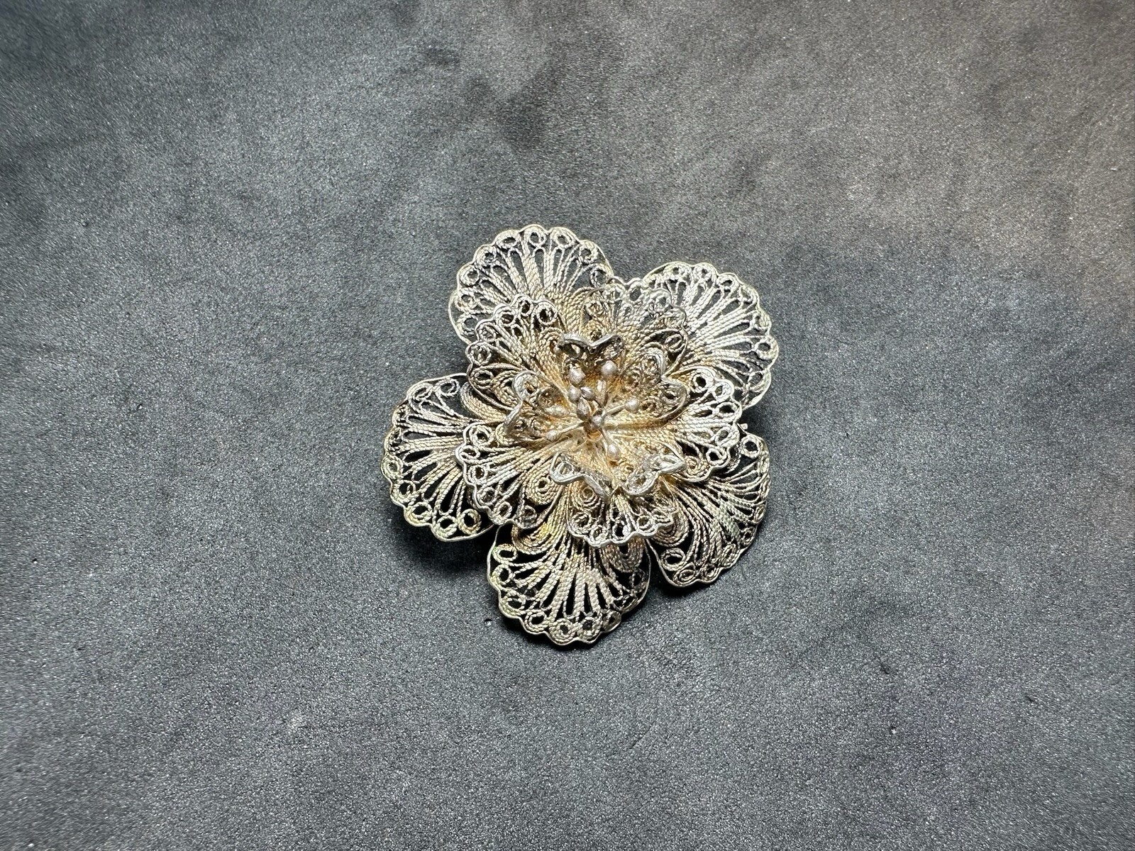 6.37g Vintage Silver Filigree Flower Brooch Gold Wash Tone Floral Pin