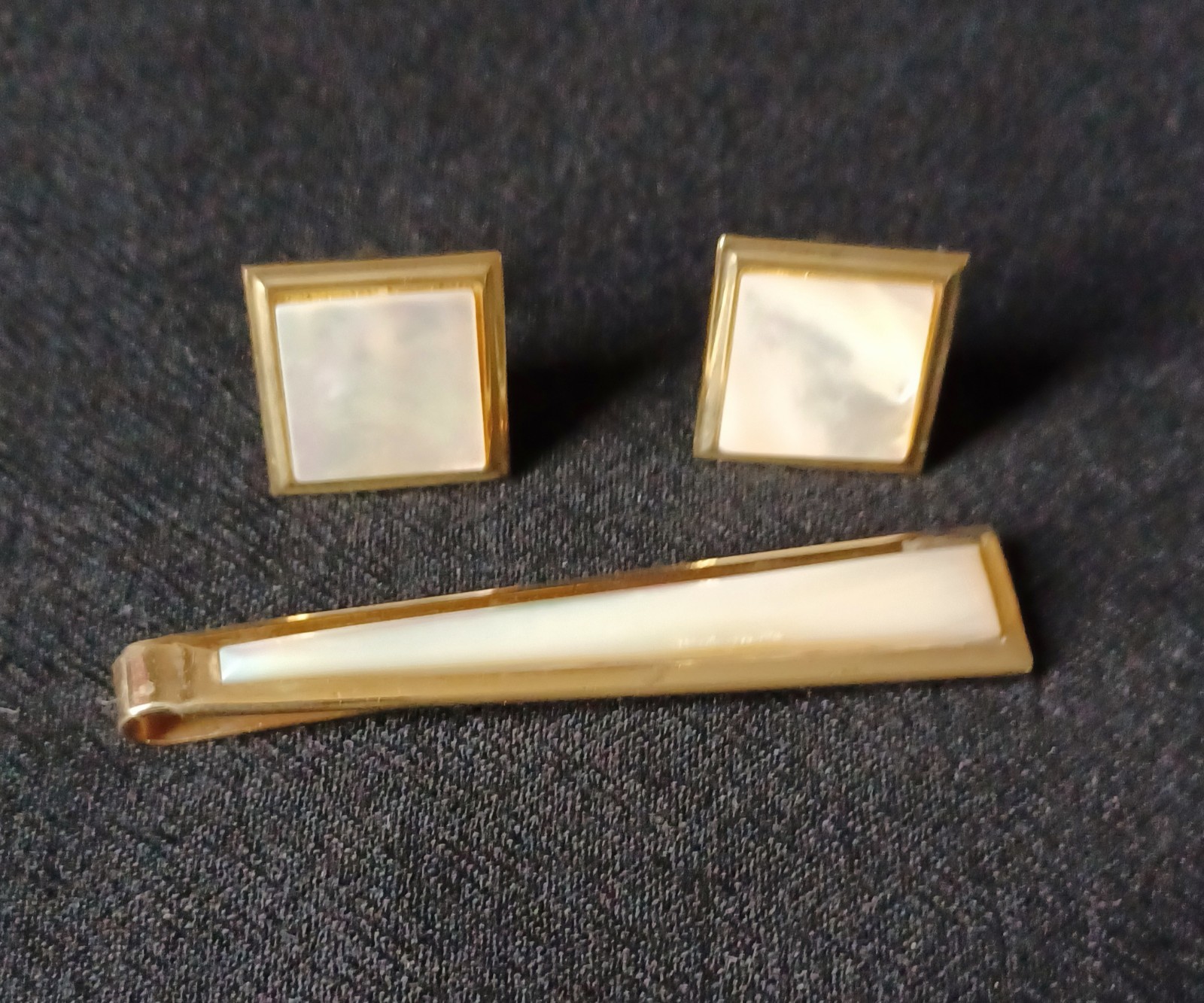 Elegant VTG Mother of Pearl Square Gold Tone Cuff Links Coordinating Tie Clip