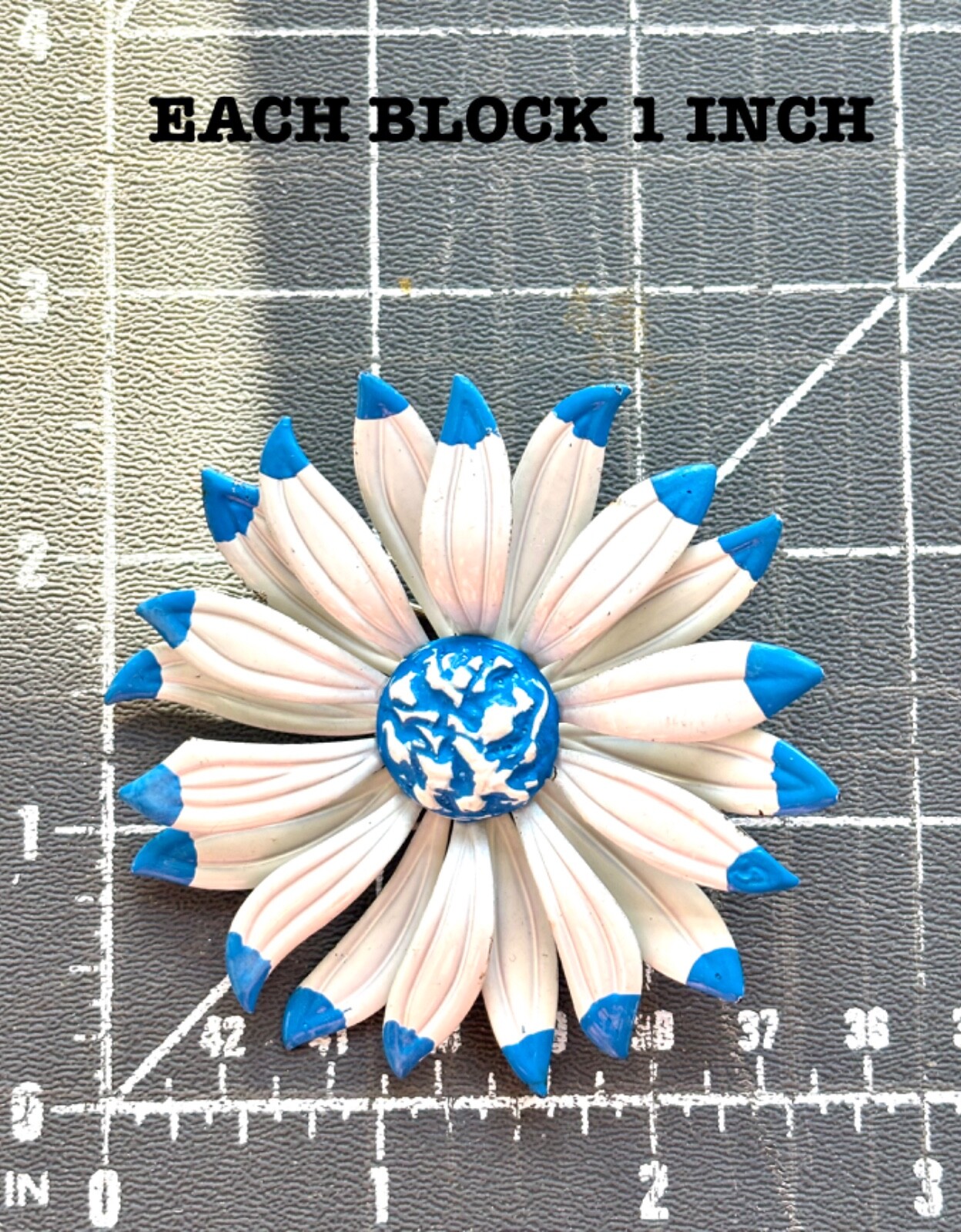 VINTAGE METAL ENAMEL FLOWER PIN,WHITE & BLUE DAISY BROOCH,FLOWER FASHION,COLLECT