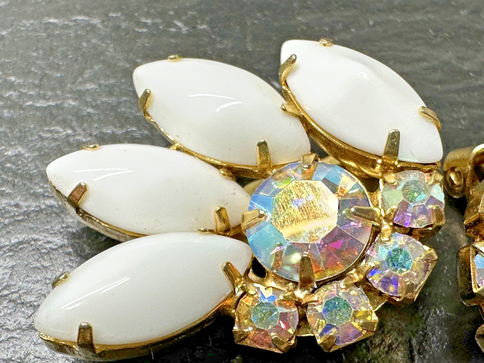 FIVE PAIR OF VINTAGE CLIP EARRINGS, DIFFERENT STYLES N12