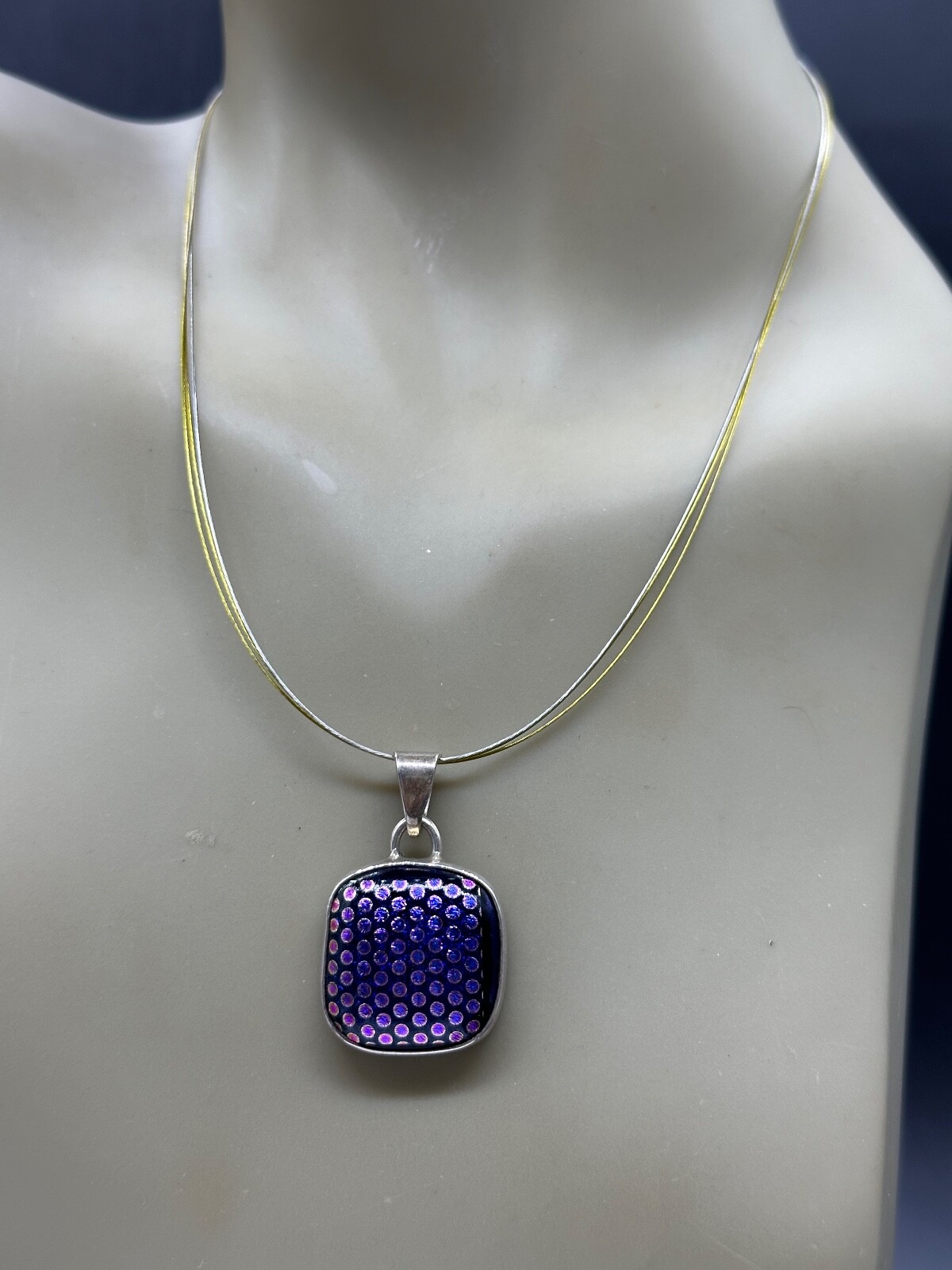 ESTATE STERLING SILVER WIRE PEACOCK PURPLE DOT ART GLASS PENDANT NECKLACE