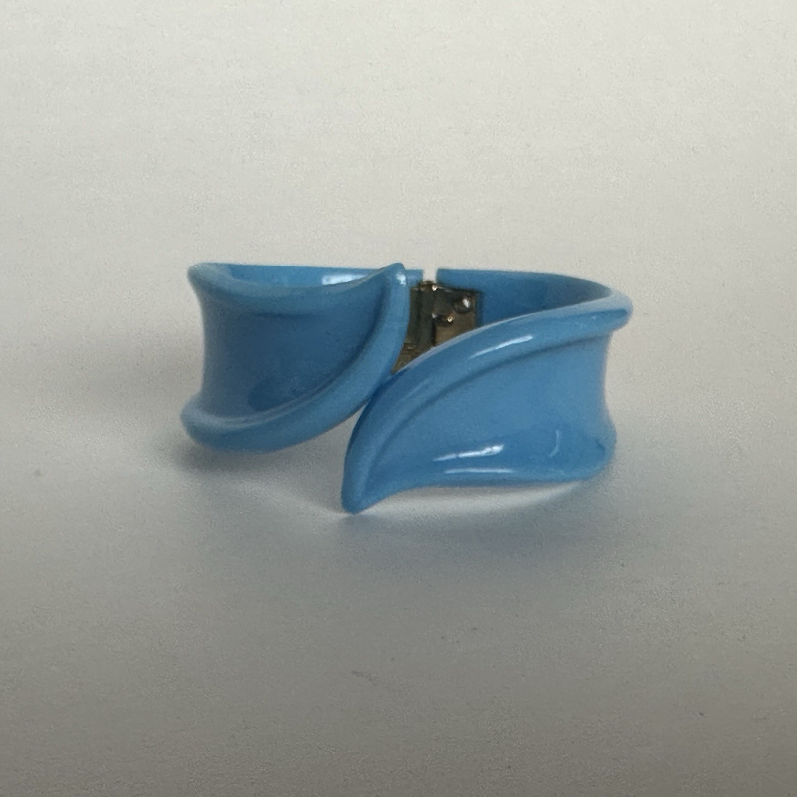 VTG Retro 60s 70s 80s Baby Blue Swirled Plastic Hinged Clamper Bracelet Bangle
