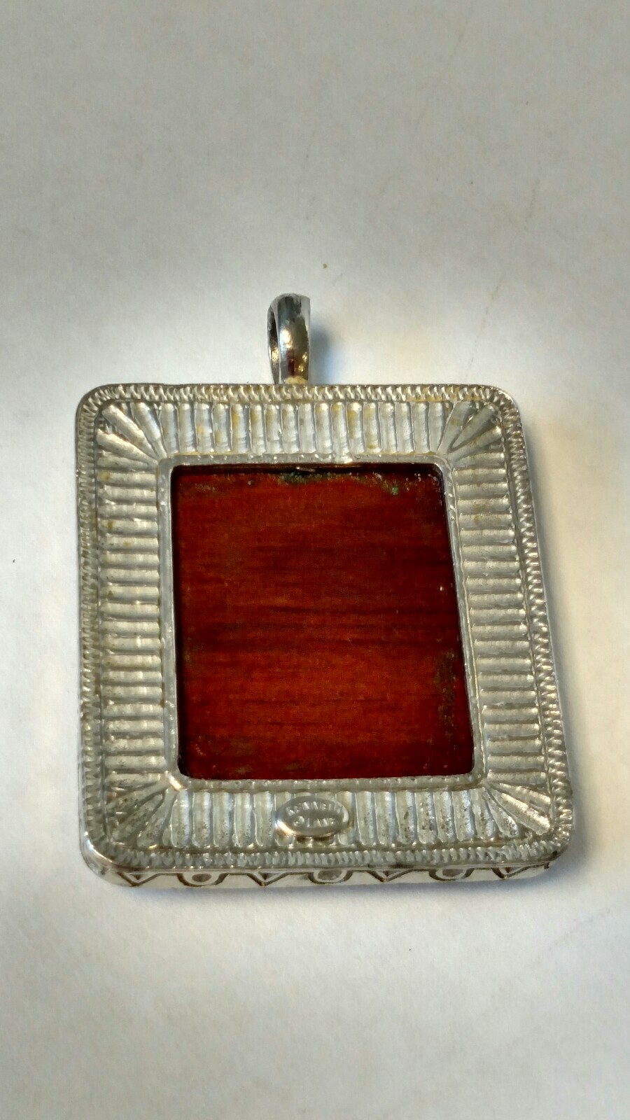 KENNETH LANE Wood PENDANT 1+7/8 x 1+5/8″ in Silver Setting 1/4″ cord/chain loop