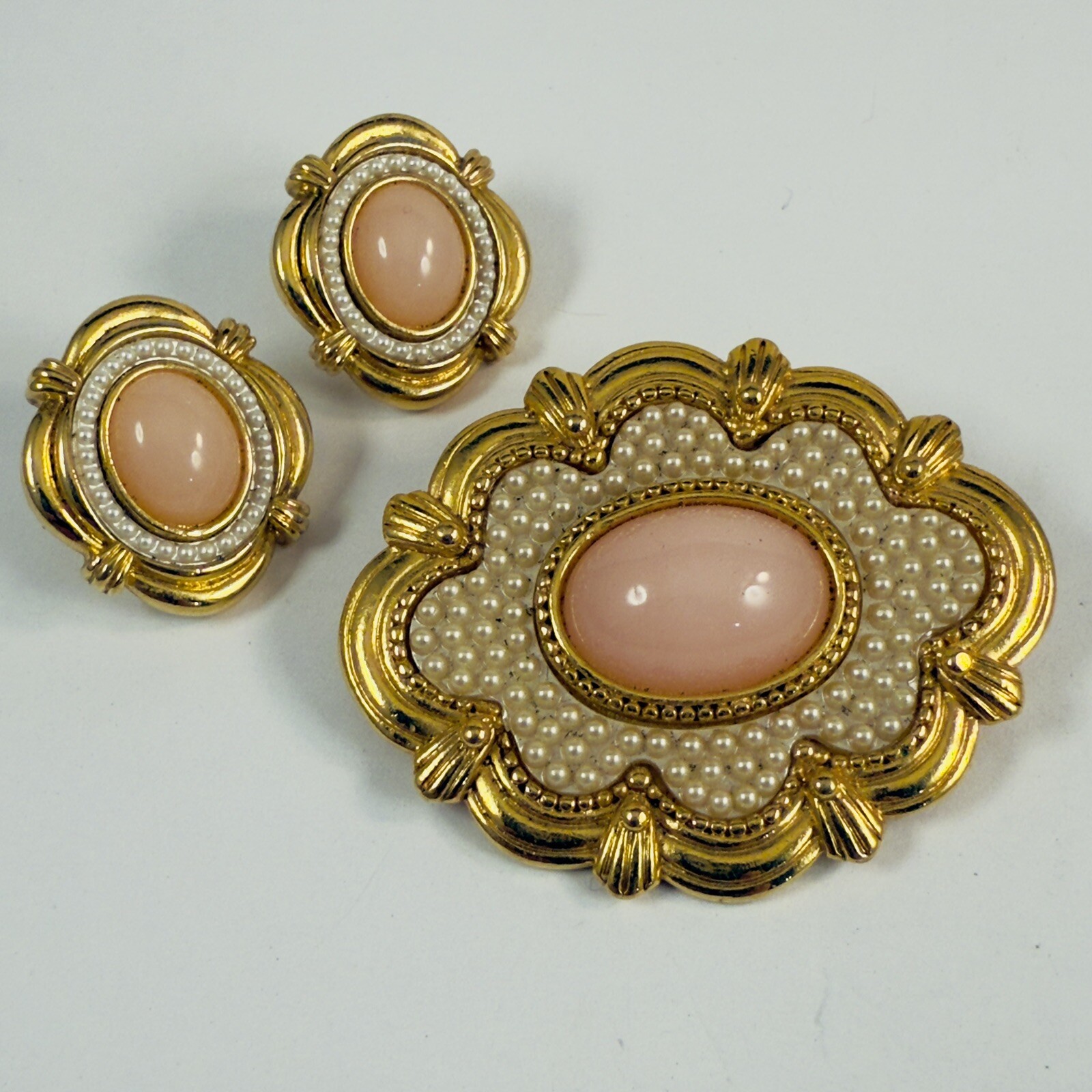 VTG AVON Faux Pearl Pink Lucite Cabochon Gold Tone Brooch & Pierced Earring Set
