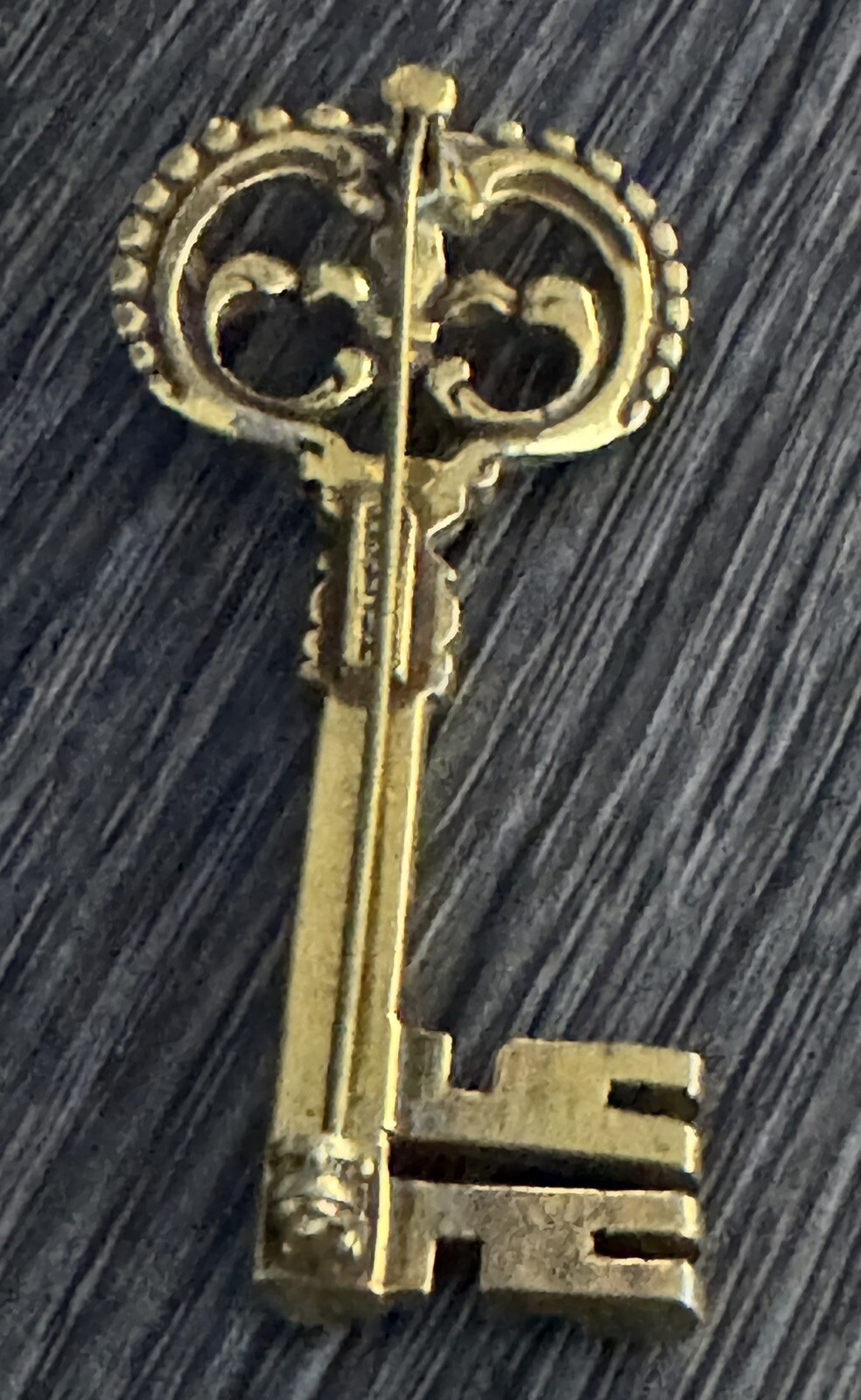 Signed ZENTALL Vintage Gold Tone 3″ Skeleton Key Brooch Pin Jewelry