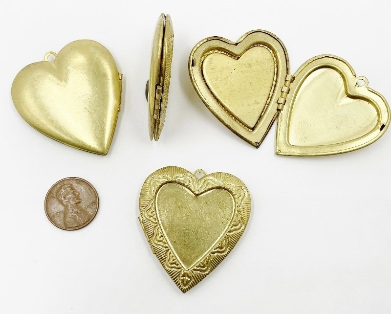 VINTAGE BRASS HEART VICTORIAN SCROLL FRAME INSET CENTER 43mm LOCKET PENDANT 5298