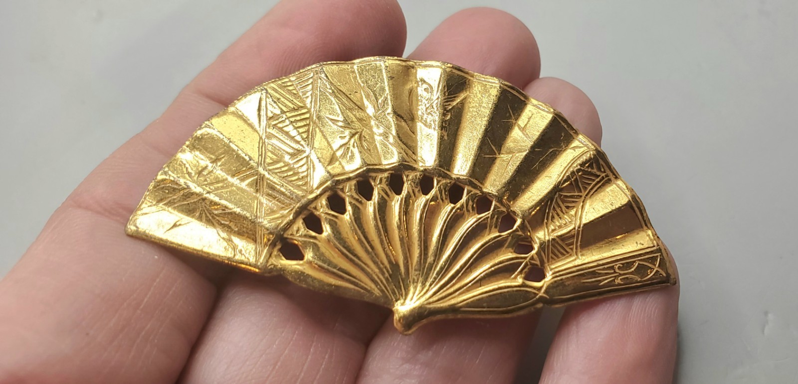 MIRIAM HASKELL Signed Vintage Gold Tone Fan Brooch 2.5″ + Gift Box