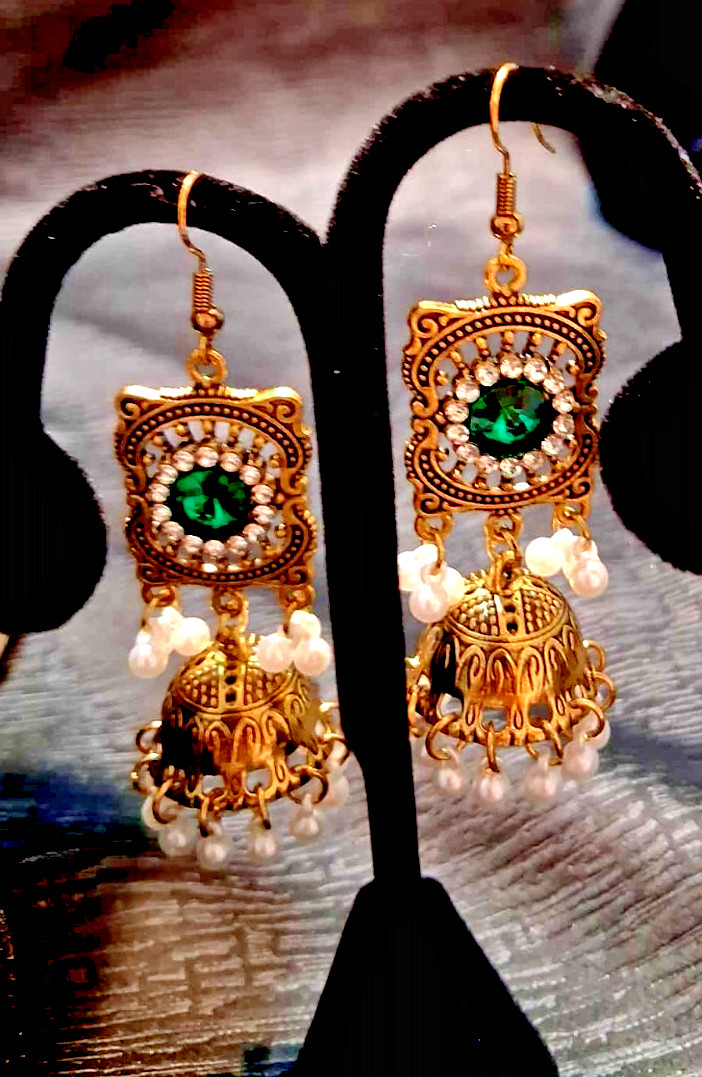 VINTAGE STYLE EMERALD & CLEAR CRYSTAL NECKLACE, EARRINGS & RING.