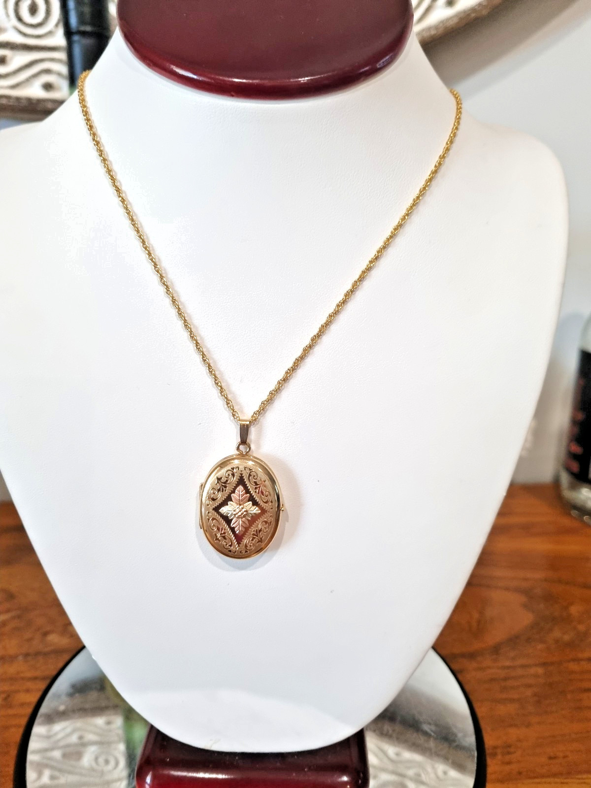 Vintage 14k Gold Fill Locket Black Hills 10k 12k Gold 4 Photo USA made See video