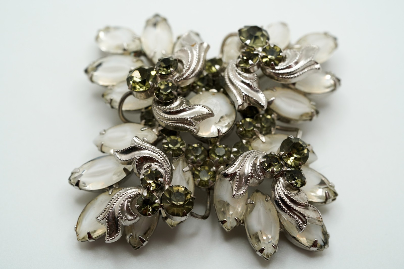Vintage White Rhinestone Flower Brooch 5.5cm x 5.5cm JB45