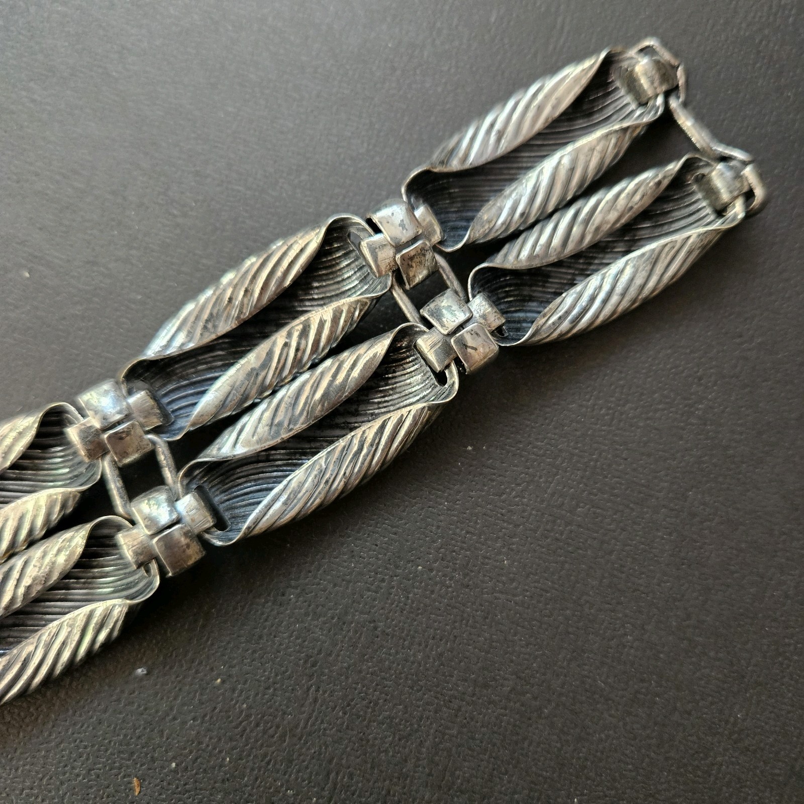 Napier Vintage Bracelet Textured Swirled Ribs Dbl Folded Panels Silverplated 7.5