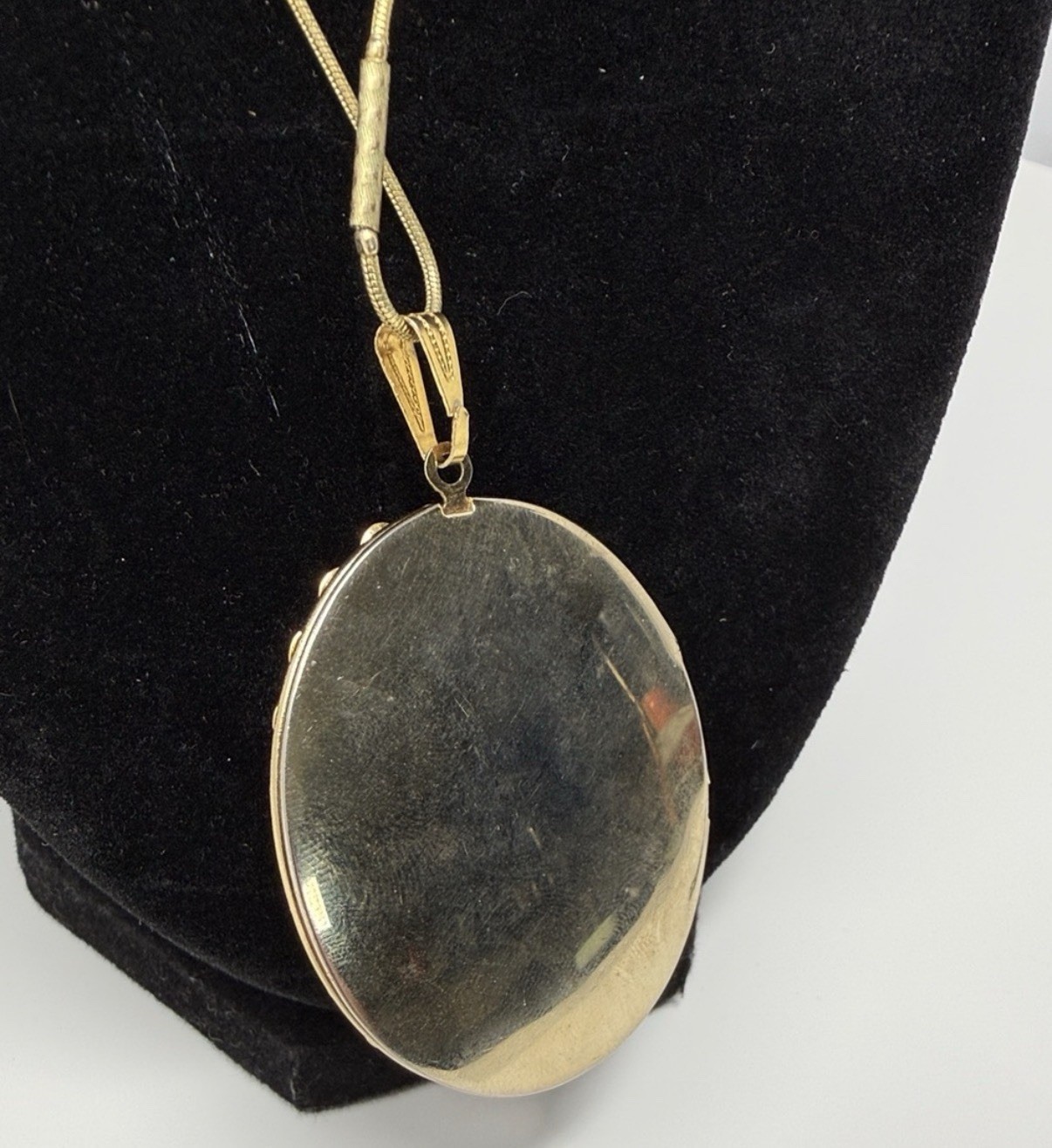 Vintage Blue/White Floral Cameo Gold Tone Locket Necklace