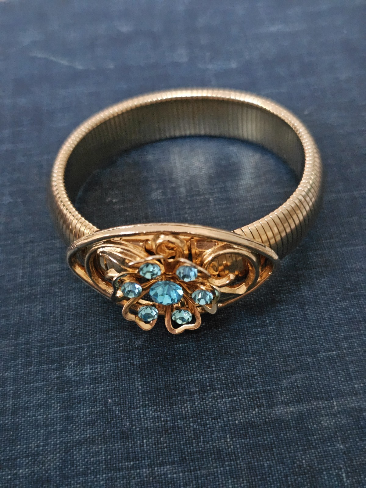 Vintage Coro Pegasus Goldtone Expanding Stretchy Metal Aqua Rhinestone Bracelet