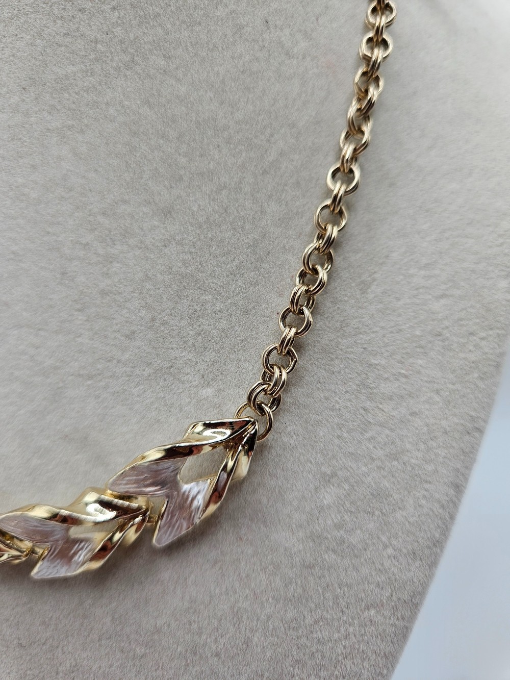 VINTAGE Gold and Silver Two-Tone Textured Articulated Leaf Link Choker Necklace