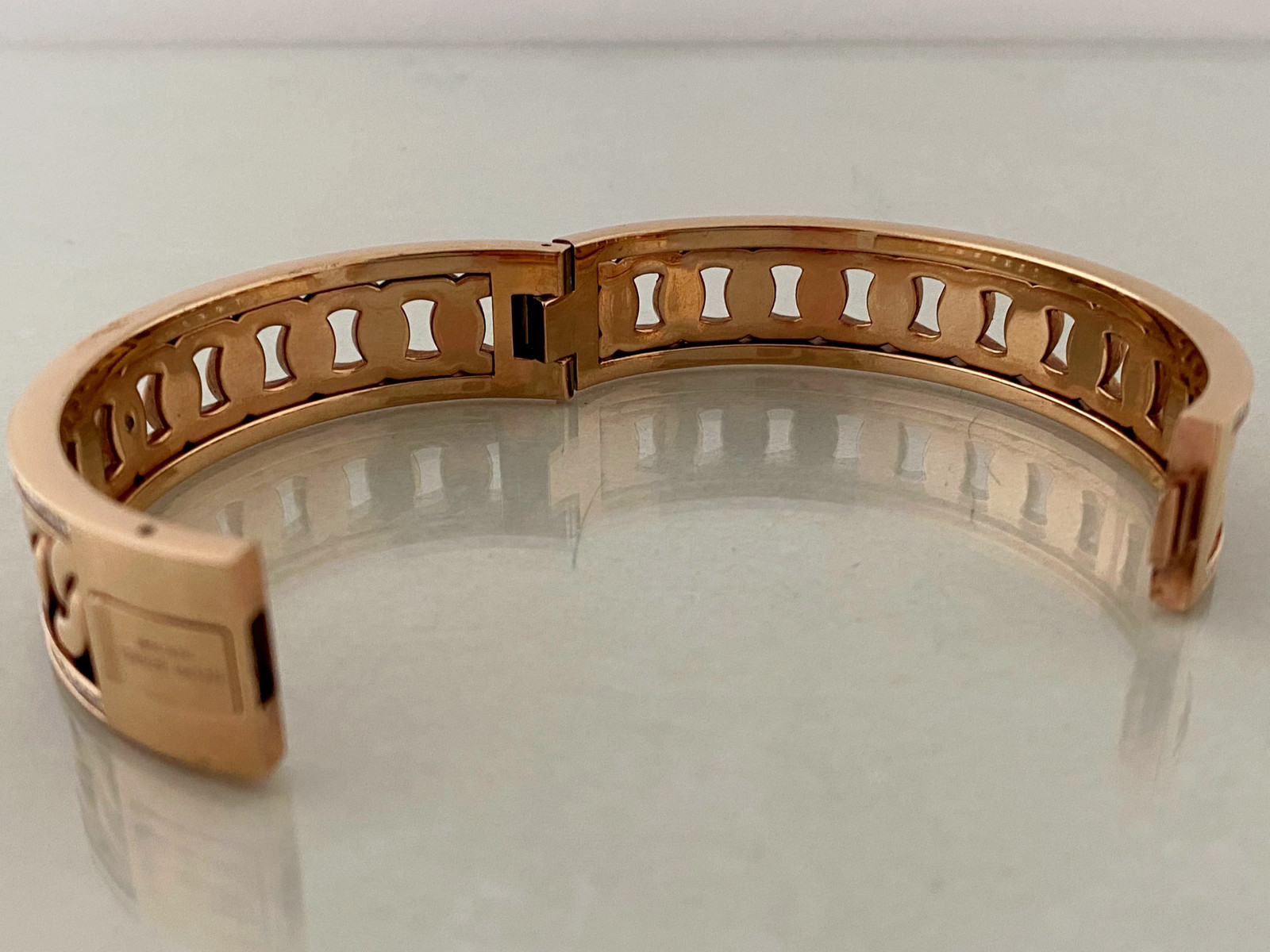 HENRI BENDEL New York Gold Tone Curb Chain Design Hinged Bracelet | Chunky