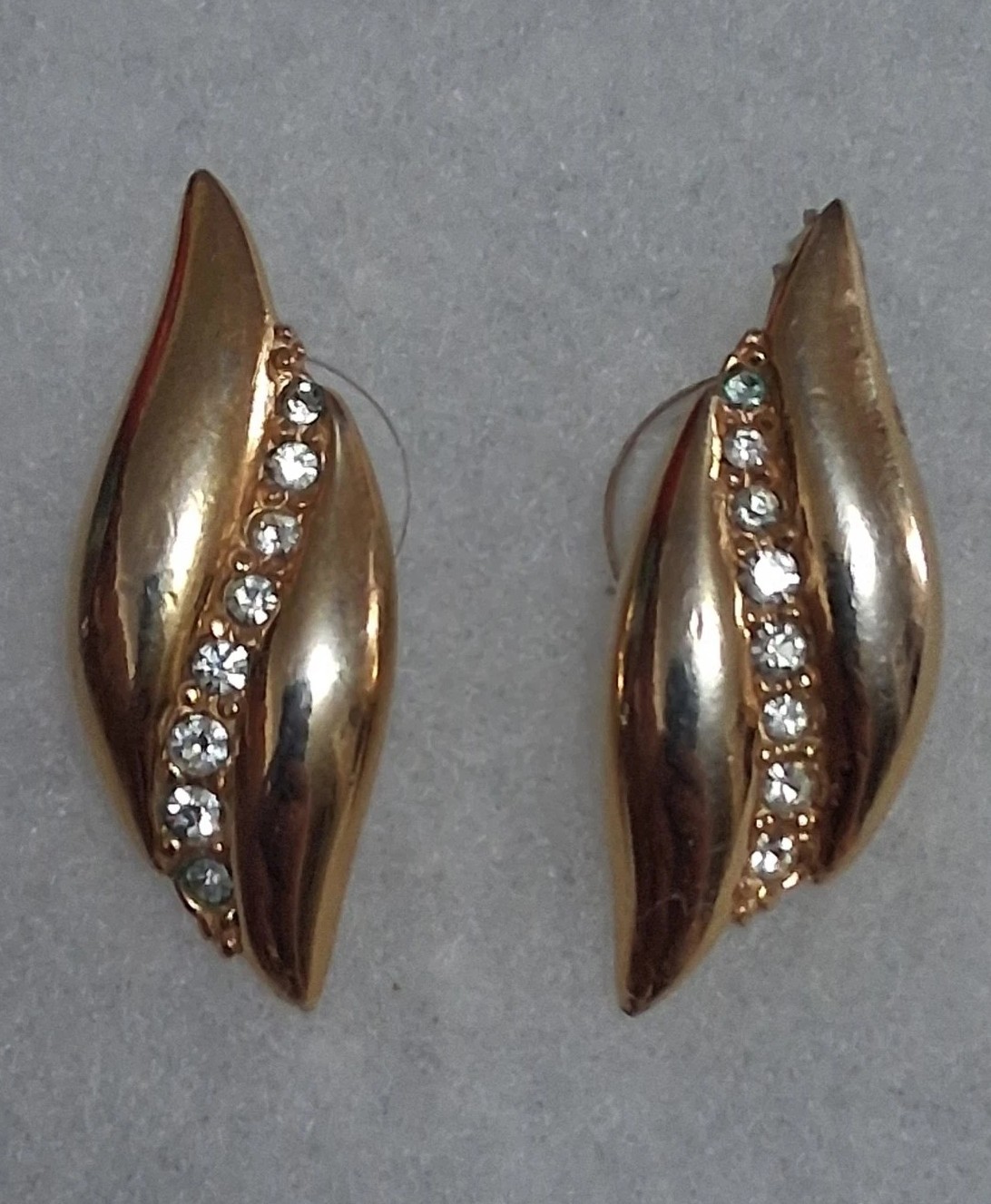 Vintage curved rhinestone accent earrings polished gold tone s