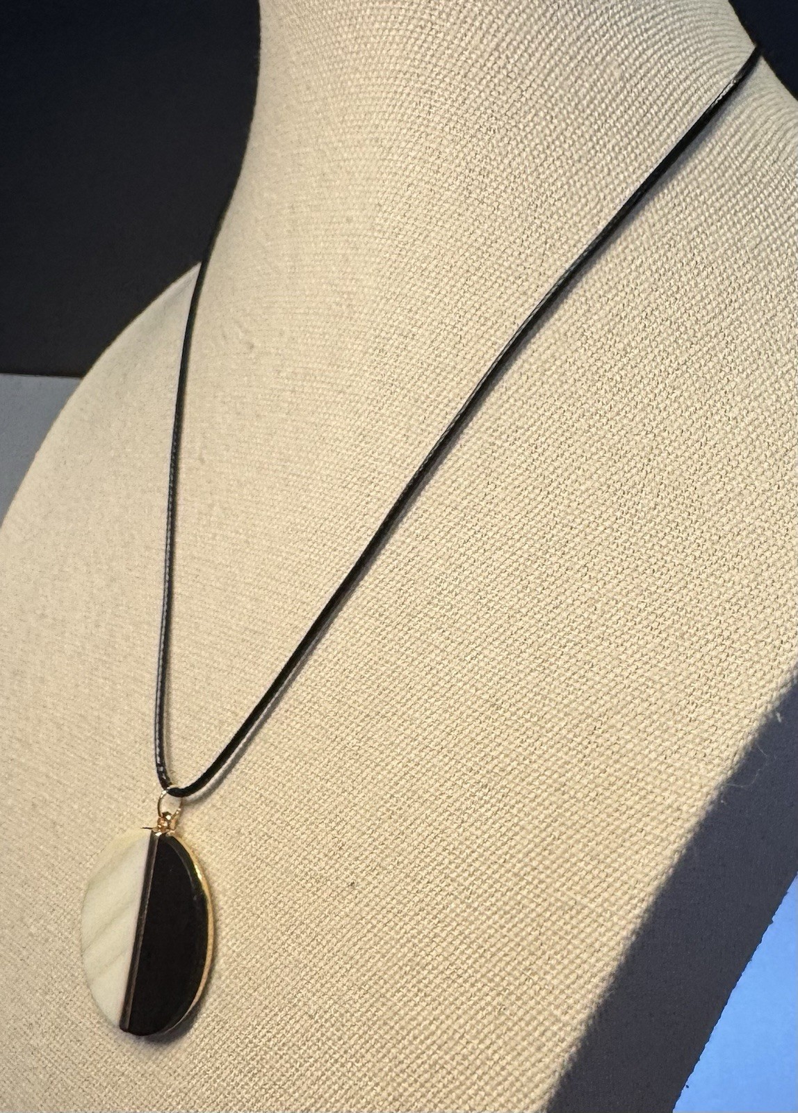 Vintage Goldtone Abalone & Wood Round Pendant On Black Cord Necklace 16”