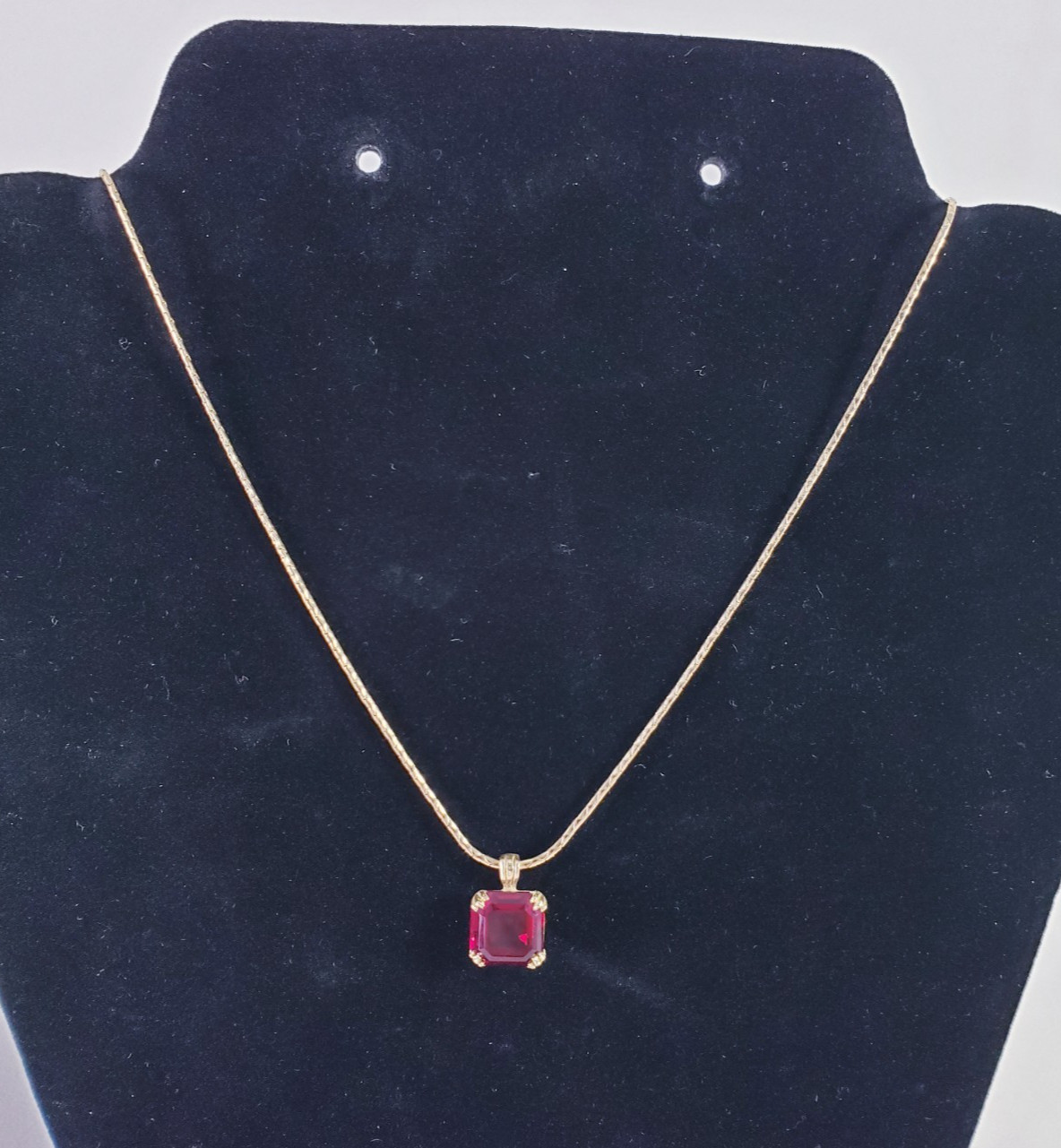 Vintage Avon Gold Tone Ruby Red Square Faceted Glass Stone Pendant Necklace