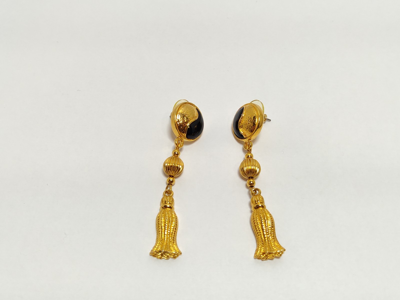 Elegant Vintage signed AVON Long Drop Dangle Gold Tone Earrings w/Black Enamel
