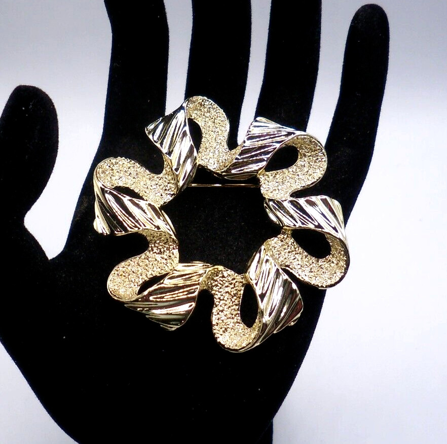 Vintage Sarah Coventry Gold Tone 2.5″ Textured Swirl Ribbon Brooch Pin