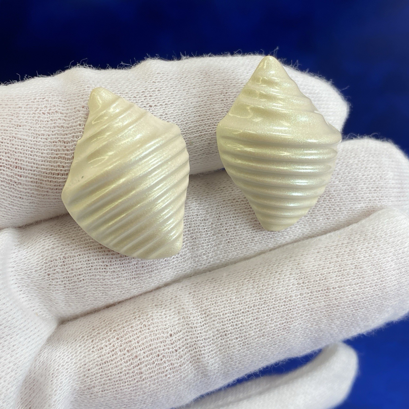 Vtg Avon Seaside Iridescent Enamel Finish on Metal Conch Shell Clip On Earrings